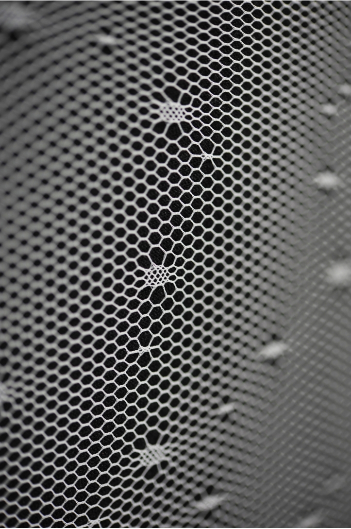 WŁOSKI LEKKO ELASTYCZNY TIUL W HAFTOWANE KROPKI