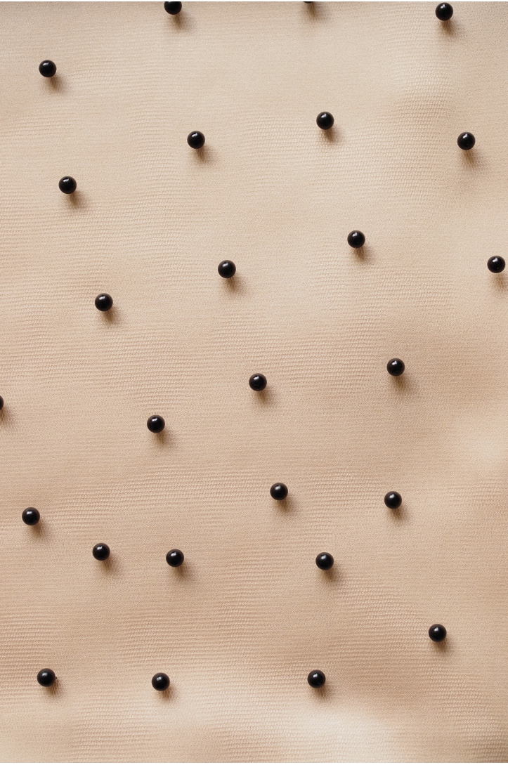 TÜLL DICHT MIT PERLEN VERZIERT C148