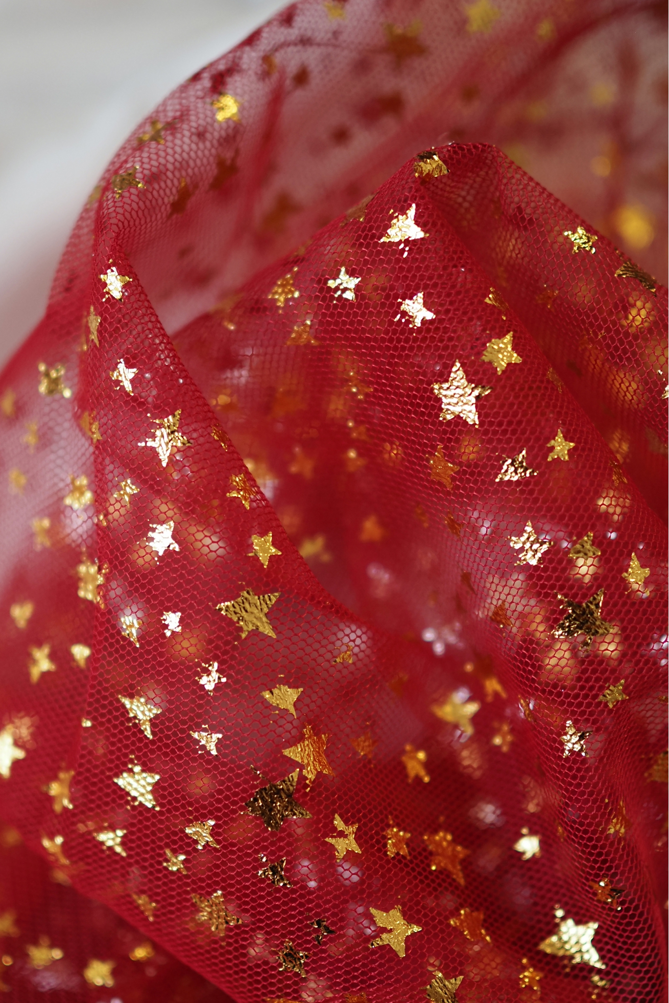 KLEIDERTÜLL MIT STERNEN T258 RED/GOLD