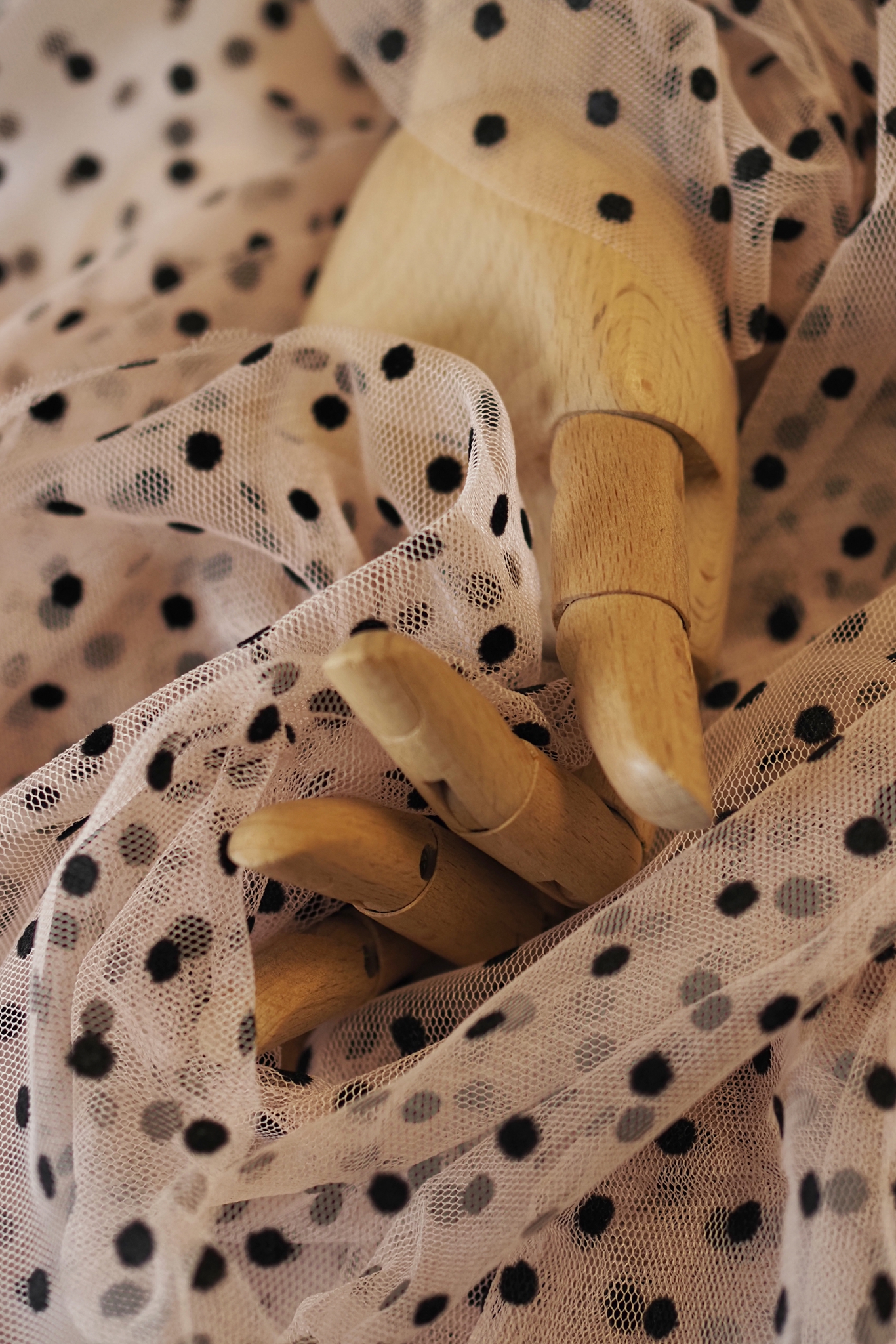 TIUL SUKIENKOWY  W KROPKI 3081 SALMONE