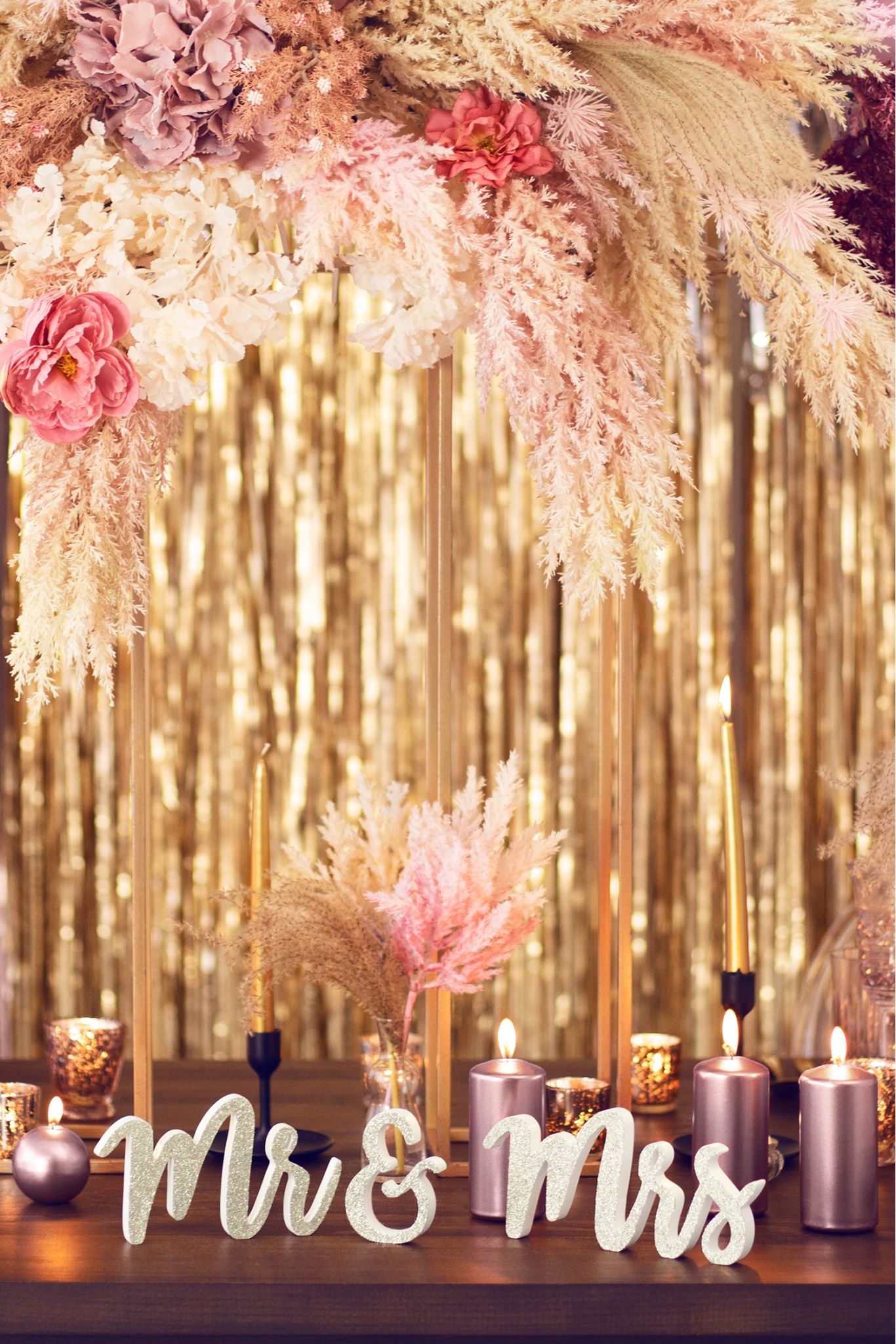 Wooden inscription Mr & Mrs, gold, 50x10cm