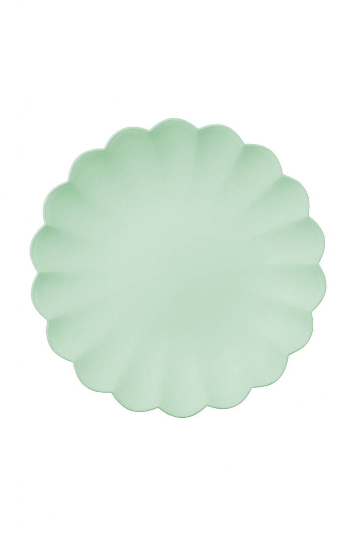 Plastic plates with a frill