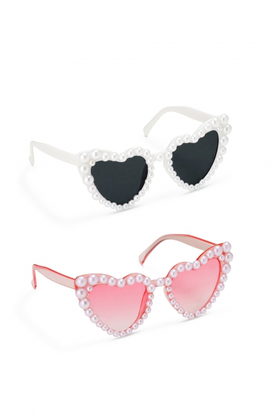 Heart-shaped glasses with pearls