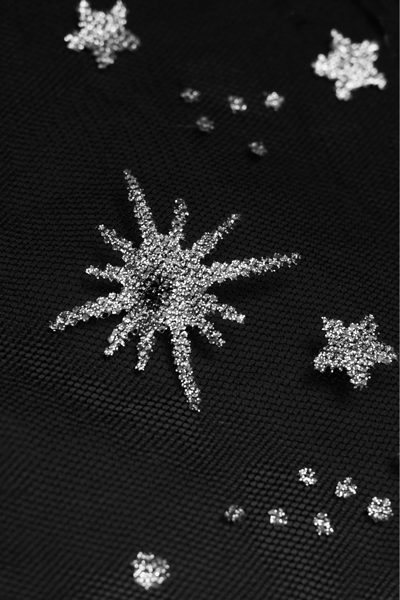 Dekorativer Tüll T3321 – Silberne Glitzersterne