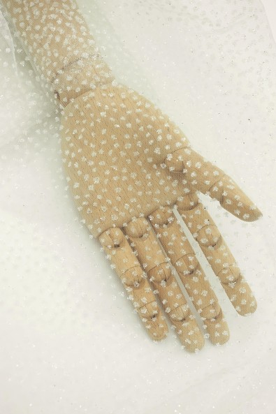 VOB 50 TIUL Z BROKATEM niesymetryczne kropki