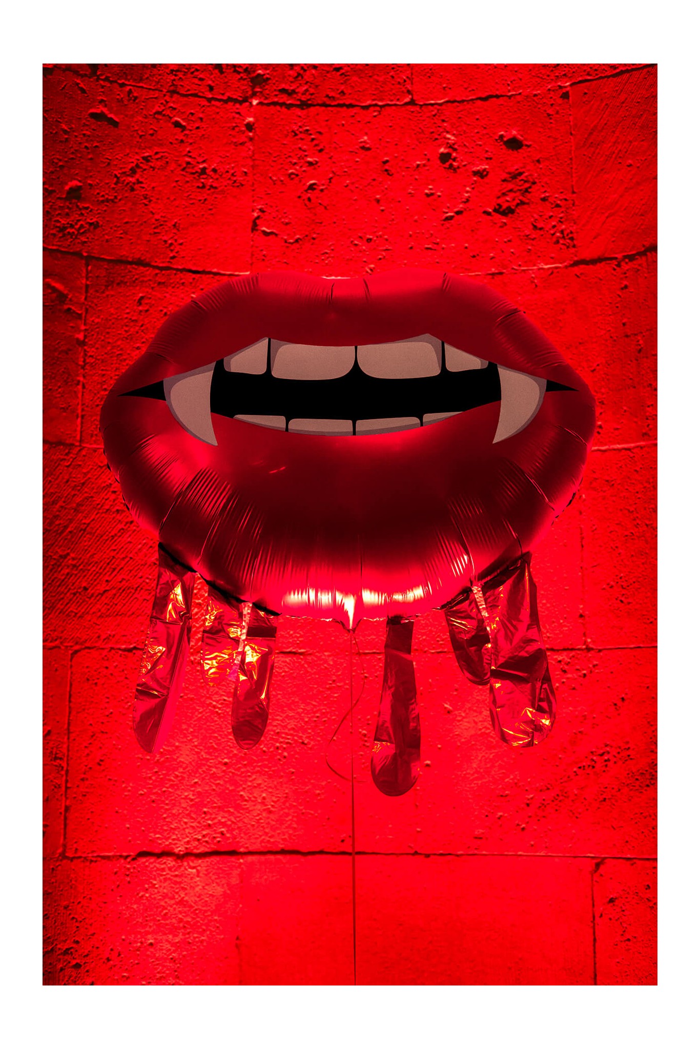Folienballon Blutender Mund, 92 x 60 cm